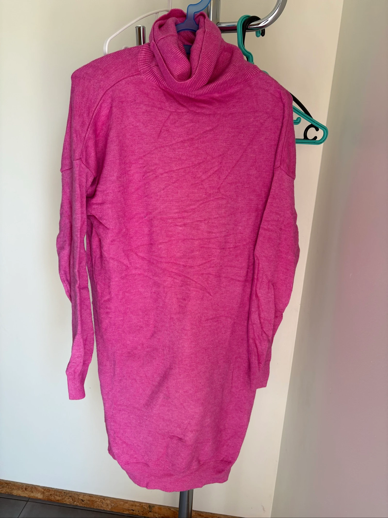Vestido com gola 